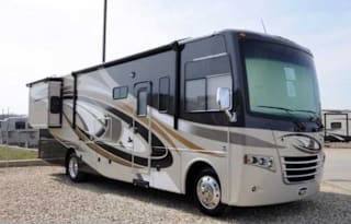 2014 Thor Motor Coach Miramar 32 1