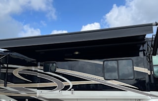 2010 Tiffin Motorhomes Phaeton 40’