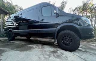 Beautiful 4x4 Mercedes 170 sprinter sleeps 5