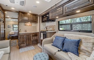 Welcome to Your COZY Getaway on Wheels!