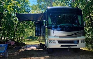 BUNKHOUSE! TWO bathrooms!! OUTDOOR TV! KING BED!