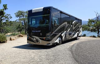 Class A Diesel Pusher bunkhouse w/ 02 full baths