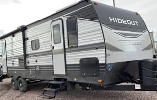 Spacious and Luxurious Hideout RV!