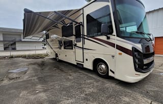 Family Dream Camper-Sleeps 8, Seatbelts for 8, Pet Friendly with Approval!!
