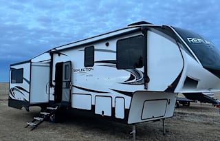 Family Ready 5th Wheel w/Mid Bunk