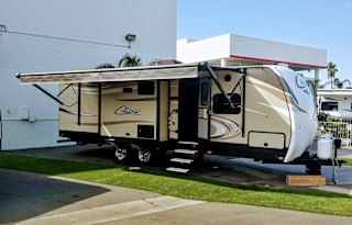 2017 Keystone Cougar Lite, Luxury Condo on Wheels!