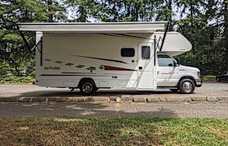 Kid & Pet Friendly Modern Class C 2019 Winnebago