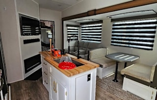 Prime Time Crusader fifth wheel 395BHL 50AMP