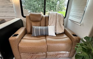 2024 Luxurious, Loaded & Spacious 2 Bdrm Pets Free
