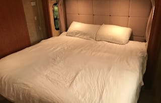 Perfect Family Vacation Motorhome Sleeps 6.