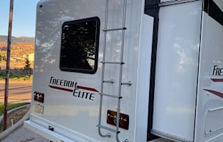 2020 Thor Freedom Elite 30FE Sleeps 8 Clean!