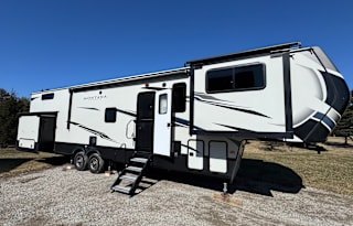 The Cabana Montana - 2021 Montana HC 377FL