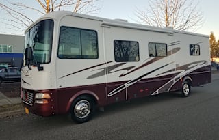 2005 Tiffin 33' with 2 slides and very low miles