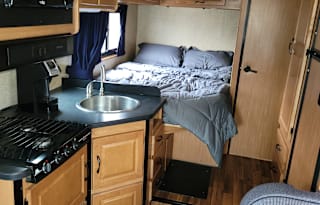 THOR 2017 25" RV FULLY STOCKED & ROAD TRIP READY!