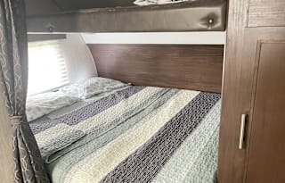 Amazing Family RV Like new  -Sleeps 8!