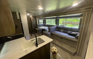 2022 - Sleeps 10! Delivery Available!!