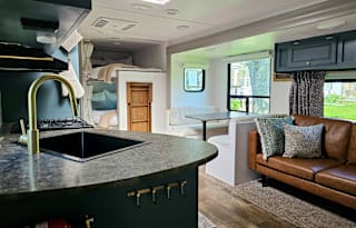27’ Z1 Bunkhouse. Pet friendly and half ton rated!