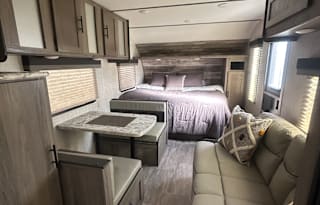 2020 Gulf Stream Super Lite 199RK  Sleeps 4-6!