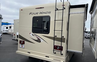 30-LOW MILES Four Winds 10 Sleep w Bunks 2 Slides