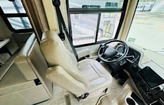 2022 Thor Miramar w/ bunks & WIFI - Red Debbie