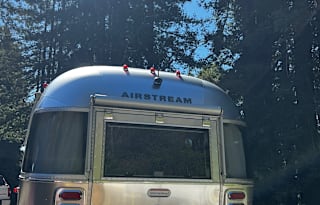 27 foot international - Power awning, Rear Hatch!