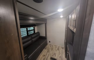 2020 couger  39 ft, like new
