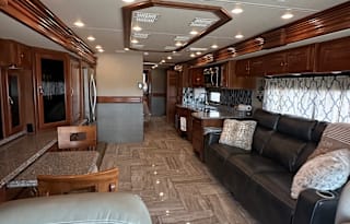 2017 Fleetwood RV Discovery LXE 40E