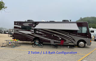 Winnebago Vista 35F (2 toilets / 1.5 bath)