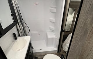 43’ toyhauler with patio and generator