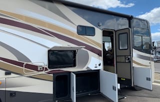 2014 Thor Motor Coach Miramar 32 1