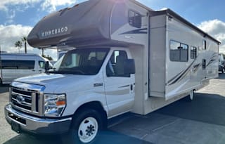 Explore in Style: 2018 Minnie Winnie 31G - Sleep9!