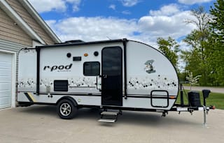 Sleeps 5, lots of upgrades! 600W solar system
