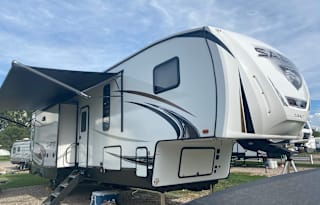 Two Bed/bathroom 5th Wheel w/ Bunkhouse