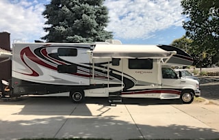 Ultra Low Mileage - Loaded Family Bunkhouse