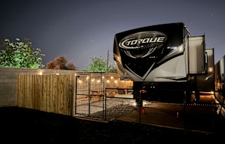 2 BEDROOM 1.5 BATH / SLEEPS 8 / TOY HAULER GETAWAY