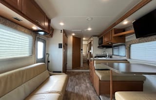 Explore in Style: 2018 Minnie Winnie 31G - Sleep9!