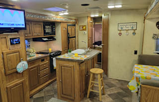 Great Family Getaway w/ 2 Slide Outs(Hybrid)