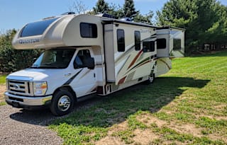 2020 Thor Motor Coach w/ King Bed