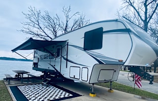 ****Adventure-Ready Family Camper – Sleeps 8***