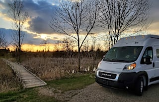 Winnebago with 2 queen beds!
