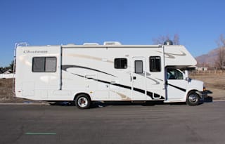 This can be your family's 2007 Thor Motor Coach