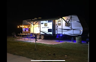 Travel trailer sleeps 10!!! Comes with everything