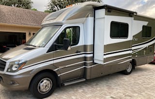 Luxurious Mercedes Diesel for Couples Getaway