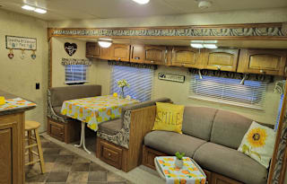 Great Family Getaway w/ 2 Slide Outs(Hybrid)