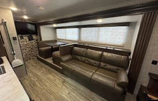 Big slide out, sleeps 6, under 4000lbs!