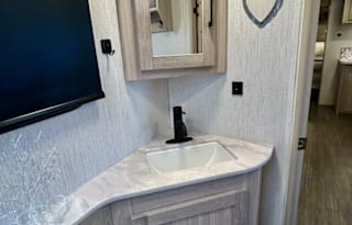 Easy Come, Easy Go RV | 2 Miles From F1 & COTA