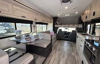 Luxury Class-C Camping! Sleeps 7, Premium Features
