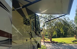 Glory Bound Adventure Coach *2 BATHROOMS*