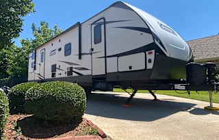 Traveler's Trove "Cozy Retreat" 2021 Coleman Light