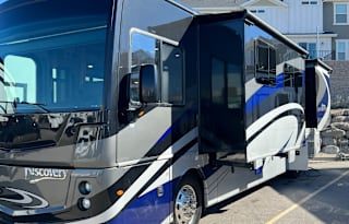 2019 Fleetwood RV Discovery 38W - Sleeps 8